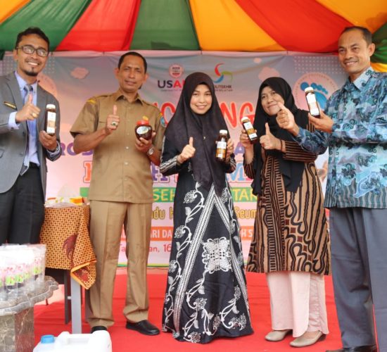 Plt. Bupati Aceh Selatan, Tgk. Amran didampingi Wakil Ketua I TP-PKK Aceh Selatan Kailida S.Pd.I melaunching Produk Madu Hutan Asli Buloh Seuma, Kecamatan Trumon yang berlangsung di halaman Kampus Politeknik Aceh Selatan, Senin (16/3/2020).