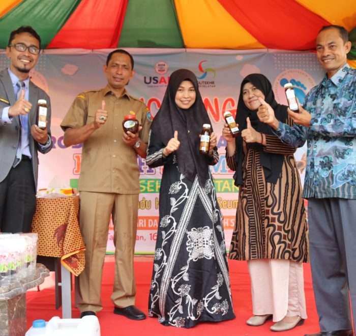 Plt. Bupati Aceh Selatan, Tgk. Amran didampingi Wakil Ketua I TP-PKK Aceh Selatan Kailida S.Pd.I melaunching Produk Madu Hutan Asli Buloh Seuma, Kecamatan Trumon yang berlangsung di halaman Kampus Politeknik Aceh Selatan, Senin (16/3/2020).